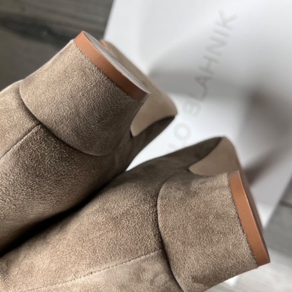 New Manolo Blahnik Tolarc Suede Zip Ankle Booties - Picture 9 of 12